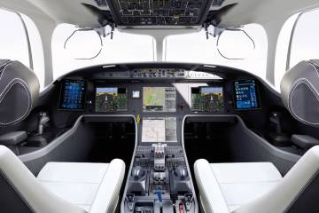Dassault Falcon 8X dual-head-up display in business jet flight deck