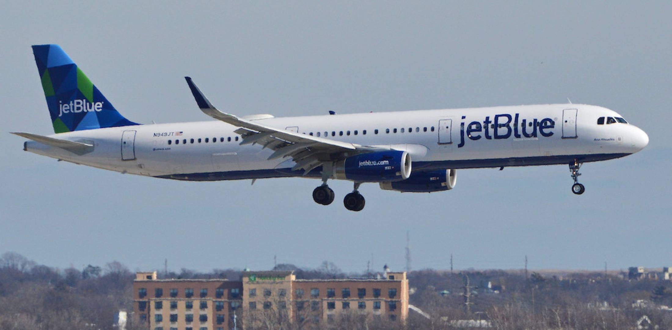 JetBlue Airbus A321 prepares to land at New York JFK Airport