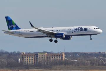 JetBlue Airbus A321 prepares to land at New York JFK Airport