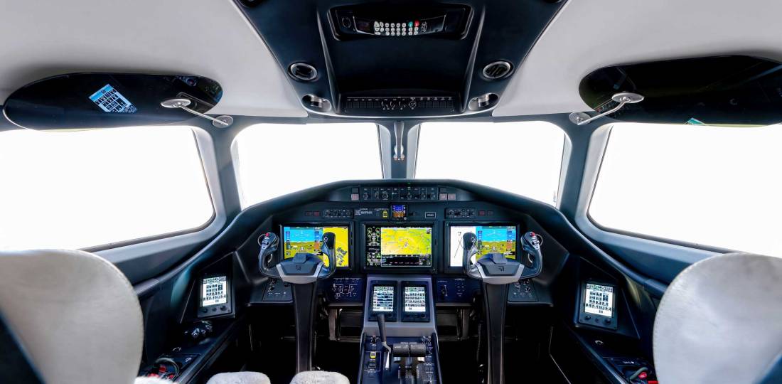 The Longitude’s spacious flight deck features Garmin’s G5000 avionics suite with four touchscreen controllers. 
